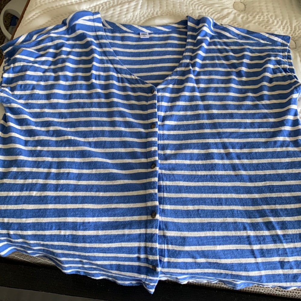 Cute short sleeved shirt never worn